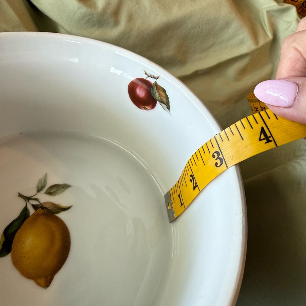 Charming Ceramic Fruit Bowl with Grapevine Design - Picture 4 of 4